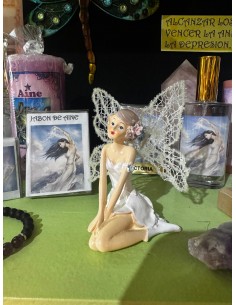 HADA PEQUEÑA DE RODILLAS