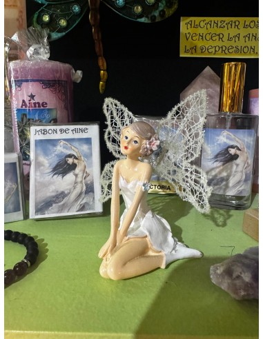 HADA PEQUEÑA DE RODILLAS